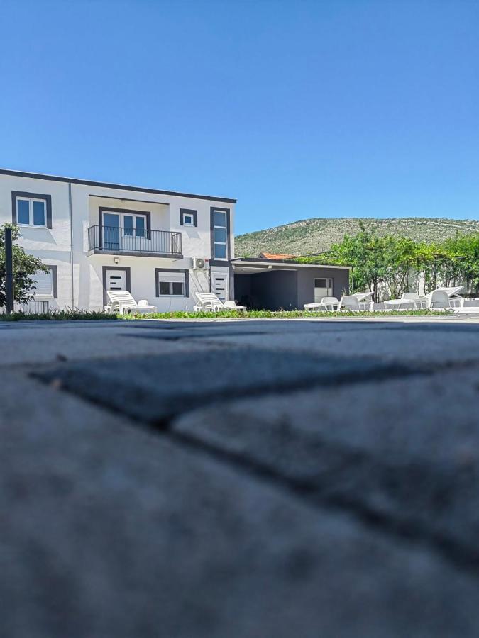 מוסטר Villa Sara מראה חיצוני תמונה